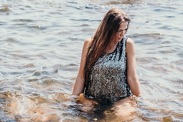 포토 JPG 해외이미지 라이프스타일 여자 행복 바다 여행 자연 하늘 휴가 산 한명 사람 풍경 성인 야외 물 여름 파란색 뷰티 여행객 계곡 트래킹 하이킹 추위 자유 정상 셀프카메라 나눔 수평선 해외202309 해외포토 자연요소 1 계절 감정 컬러 컨셉 레저 생활 사진촬영 생태계 파일형식