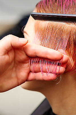 포토 JPG 해외이미지 손 여자 분홍색 한명 상반신 성인 옆모습 신체부위 머리카락 잡기 머리빗 미용실 미용사 머리손질 빗질 성인여자한명만 해외202309 해외포토 직업 1 뷰포인트 컬러 모션 사람 뷰티 머리 미용용품 뷰티샵 여자한명만 성인여자만 파일형식