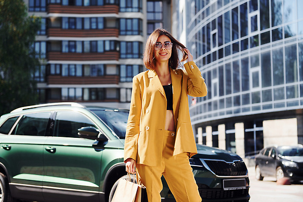 포토 JPG 해외이미지 여자 비즈니스 자동차 한명 들기 상반신 성인 건물 앞모습 선글라스 쇼핑백 노란색 화려 성인여자한명만 해외202309 해외포토 1 건축물 안경 육상교통 뷰포인트 컬러 컨셉 가방 모션 사람 여자한명만 성인여자만 파일형식