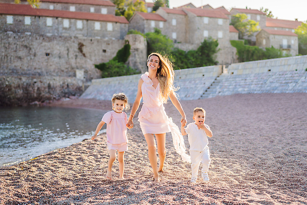 포토 JPG 해외이미지 전신 여자 남자 행복 여행 모녀 소년 성인 해변 야외 건물 세명 걷기 손잡기 산책 몬테네그로 스베티스테판 해외202309 해외포토 건축물 딸 감정 어린이 바다 가족 모션 엄마 휴식 사람 파일형식