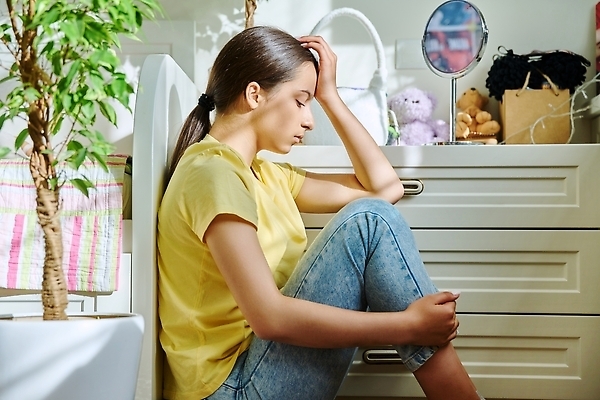 포토 JPG 해외이미지 백인 학생 여자 감정 얼굴 어린이 관계 바닥 스트레스 주택 실내 고등학교 한명 사람 앉기 10대 뷰티 방 고통 슬픔 고독 고민 문제 사춘기 소셜 심각 우울증 혼자 정신건강 해외202309 해외포토 서양인 1 컨셉 학교 모션 청소년 건강 내부 건물 신체부위 질병 파일형식