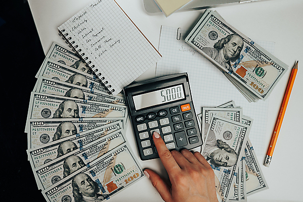 포토 JPG 해외이미지 손 교육 종이 컨셉 돈 비즈니스 손가락 성공 설계 사람 사람없음 가로 금융 경제 노트북 컴퓨터 사무실 숫자 펜 저축 계산기 성장 키보드 업무 수학 계산 책상 투자 이익 해결 타입 점검 계산서 계좌 세금 수입 예산 회계사 해외202309 해외포토 직업 문자 가구 교과목 문구용품 신체부위 전자제품 필기구 장비 작업 재산 파일형식