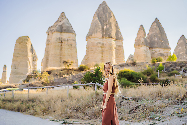 포토 JPG 해외이미지 여자 여행 카파도키아 한명 성인 야외 옆모습 아웃포커스 기암괴석 성인여자한명만 해외202309 해외포토 1 뷰포인트 촬영기법 사람 바위_돌 여자한명만 성인여자만 파일형식 튀르키예