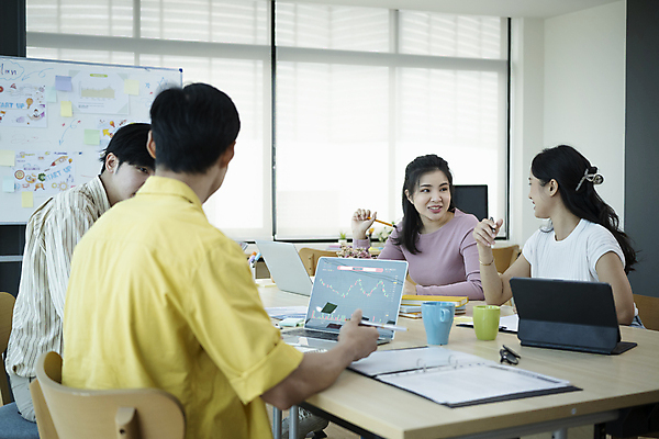 포토 JPG 해외이미지 여자 남자 비즈니스 창문 회의 함께함 앉기 여러명 상반신 성인 옆모습 컵 노트북 태블릿 비즈니스맨 비즈니스우먼 그룹 책상 직원 화이트보드 성인만 해외202309 해외포토 식기 뷰포인트 가구 다수 컨셉 모션 사람 전자제품 스마트기기 직장인 파일형식