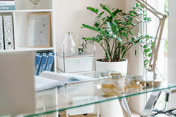 포토 JPG 해외이미지 식물 라이프스타일 디자인 꽃 음료 벽 시계 가구 백그라운드 컨셉 의자 비즈니스 장신구 탁자 문구용품 아파트 주택 직장 실내 사람없음 내부 장식 컵 노트북 빛 컴퓨터 사무실 우주 스크린 모니터 꽃병 공백 방 장비 흰색 시간 업무 작업실 책상 프리랜서 스타일 해외202309 해외포토 직업 식기 컬러 생활용품 회사 건물 생활 전자제품 작업 오브젝트 파일형식