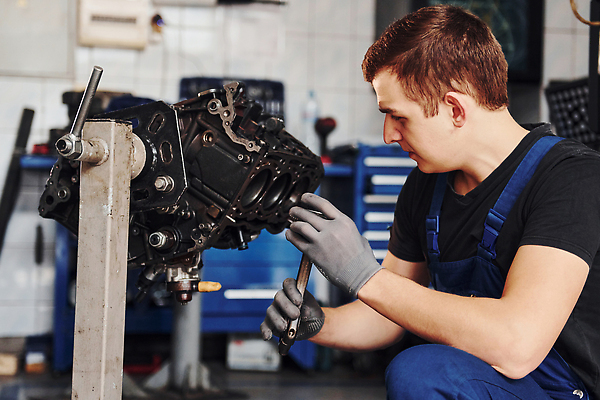 포토 JPG 해외이미지 남자 자동차 한명 상반신 성인 옆모습 기계 작업 기술자 수리 고장 열정 차량부품 정비공 교체 자동차정비 정비소 성인남자한명만 해외202309 해외포토 직업 1 감정 육상교통 뷰포인트 사람 부속품 남자한명만 성인남자만 파일형식
