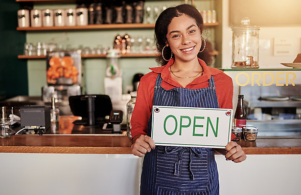 포토 JPG 해외이미지 여자 비즈니스 사업가 한명 들기 상반신 성인 앞모습 앞치마 카페 표지판 오픈 사장 창업 개업 성인여자한명만 소상공인 해외202309 해외포토 직업 1 뷰포인트 모션 알림판 사람 경제 상점 상인 자영업 여자한명만 성인여자만 파일형식