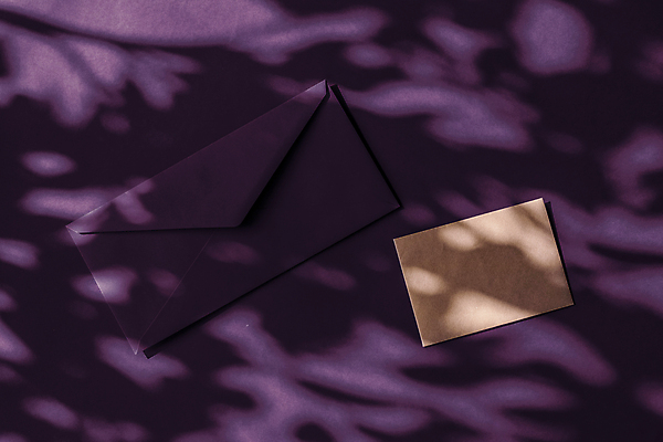 포토 JPG 해외이미지 종이 편지봉투 그림자 사람없음 햇빛 보라색 그늘 감성 카피스페이스 해외202309 해외포토 컬러 컨셉 봉투 태양 공백 편지 파일형식