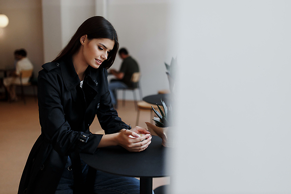 포토 JPG 해외이미지 백인 1 라이프스타일 응시 여자 행복 커피 음료 인터넷 통신 창문 모바일 휴식 실내 대화 한명 사람 앉기 동양인 성인 컵 노트북 스마트폰 핸드폰 컴퓨터 뷰티 알약 상점 식당 카페 흰색 잡기 도시 뜨거움 에스프레소 단절 힙스터 해외202309 해외포토 서양인 식기 시선 패션 감정 컬러 컨셉 모션 말하기 인종 내부 생활 전자제품 스마트기기 약 파일형식