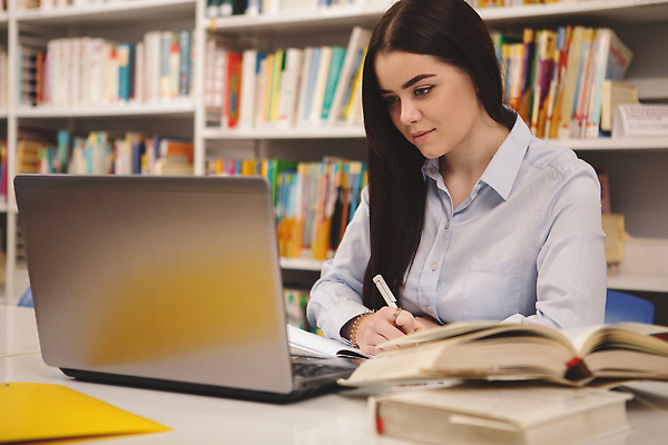 포토 JPG 해외이미지 학생 여자 교육 인터넷 졸업 학교 성공 고등학교 한명 책 노트북 학습 스터디 컴퓨터 시험 정보 도서관 연결 휴대용 스마트 대학교 과제 격려 온라인 일반 온라인강의 지능 프로젝트 장학금 해외202309 해외포토 1 감정 컨셉 모션 사람 전자제품 강의 오브젝트 파일형식 언택트 지원금