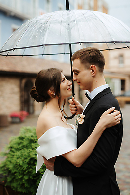 포토 JPG 해외이미지 식물 여자 남자 꽃 행복 웨딩드레스 결혼 우산 신혼부부 안기 들기 정장 상반신 성인 두명 건물 마주보기 귀걸이 기쁨 반지 비 성인만 해외202309 해외포토 자연요소 건축물 부부 드레스 옷 감정 장신구 모션 날씨 사람 이벤트 신혼 파일형식