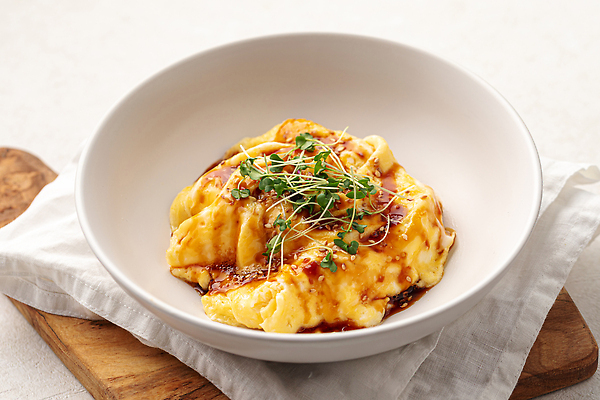 포토 JPG 해외이미지 접시 음식 부분 탁자 아침 한국 건강 요리 동양인 사람없음 노란색 식당 계란 식사 카페 튀김 아침식사 메뉴 오믈렛 대두 스크램블 맛있는 해외202309 해외포토 주간 식기 아시아 컬러 가구 인종 상점 알 계란요리 파일형식