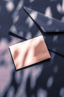 포토 JPG 해외이미지 종이 편지봉투 그림자 사람없음 햇빛 그늘 남색 감성 카피스페이스 해외202309 해외포토 컬러 컨셉 봉투 태양 공백 편지 파일형식