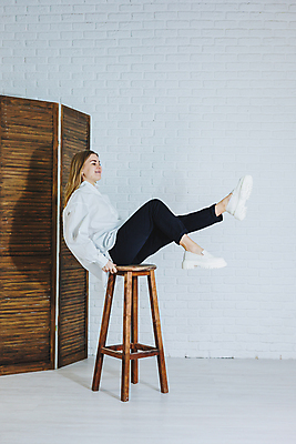 포토 JPG 해외이미지 식물 백인 모델 헤어스타일 손 디자인 옷 여자 행복 얼굴 분홍색 포즈 백그라운드 셔츠 의자 자연 실내 한명 사람 앉기 성인 초록색 금발 사무실 태양 뷰티 유행 수확 흰색 자신감 화려 스웨터 피부 복고 스타일 해외202309 해외포토 자연요소 서양인 1 감정 컬러 가구 컨셉 상의 농업 비즈니스 모션 내부 신체부위 생태계 파일형식