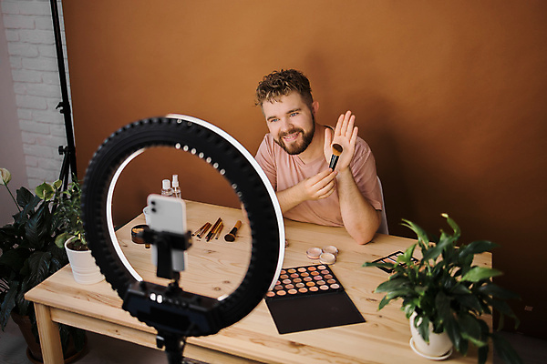 포토 해외이미지 남자 중년 전등 실내 한명 상반신 앞모습 스마트폰 화장 화장용품 방송 화장대 과정 리뷰 소셜네트워크 중년남자한명만 크리에이터 뷰티크리에이터 1인미디어 영상촬영 해외202309 해외포토 직업 1 뷰포인트 가구 컨셉 조명 사람 성인 내부 핸드폰 스마트기기 뷰티 촬영 미용용품 남자한명만 중년남자만 파일형식