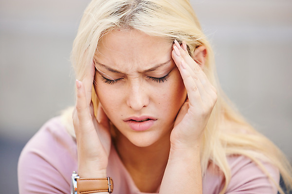 포토 JPG 해외이미지 백인 여자 스트레스 한명 상반신 성인 앞모습 사무실 업무 비즈니스우먼 찡그림 두통 성인여자한명만 해외202309 해외포토 서양인 1 뷰포인트 비즈니스 표정 사람 작업 직장인 질병 여자한명만 성인여자만 파일형식