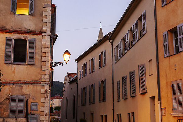포토 JPG 해외이미지 전통 유럽 컬러 여행 가로등 오렌지 건축양식 창문 하늘 지붕 벽돌 산 거리 주택 항해 사람없음 야외 건물 목재 장식 빛 컬러풀 노란색 마을 탑 일몰 프랑스 오픈 그리기 분위기 야간 저녁 타운 셔터 내추럴 세기 옛날 해외202309 해외포토 자연요소 나무 건축물 공공시설 건축 나라 컨셉 배_교통 과일 재료 모션 노을 도시 파일형식