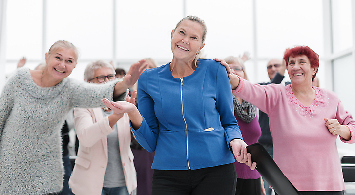 포토 JPG 해외이미지 웰빙 여자 할아버지 노년 행복 할머니 중년 교실 성공 협력 함께함 실내 미소 사람 앉기 여러명 성인 친구 만남 업무 그룹 강의 은퇴 동료 커뮤니티 개발 세미나 옛날 조부모 통일 견습기간 브레인스토밍 자극 해외202309 해외포토 교육 남자 감정 다수 컨셉 학교 가족 관계 모션 표정 내부 작업 파일형식