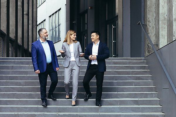 포토 JPG 해외이미지 전신 여자 남자 중년 회사 함께함 정장 손짓 성인 앞모습 세명 마주보기 걷기 계단 비즈니스맨 비즈니스우먼 동료 해외202309 해외포토 옷 뷰포인트 컨셉 비즈니스 관계 모션 사람 직장인 파일형식