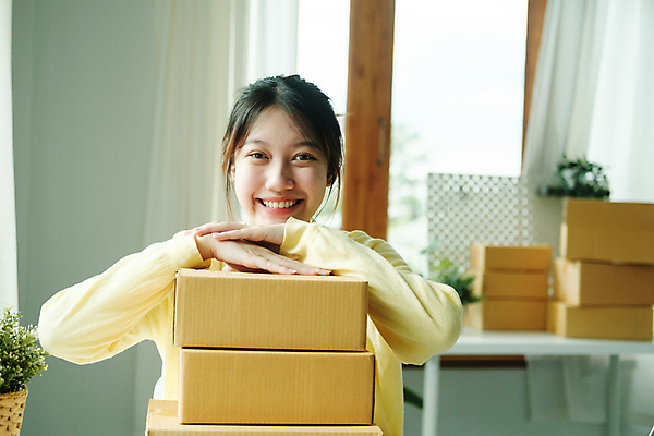 포토 JPG 해외이미지 응시 여자 실내 한명 동양인 성인 손들기 쌓기 택배 택배상자 박스포장 온라인쇼핑몰 성인여자한명만 해외202309 해외포토 1 시선 포장 모션 사람 인종 내부 상자 운송업 쇼핑몰 온라인 여자한명만 성인여자만 파일형식