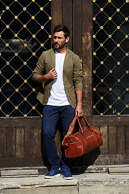 포토 JPG 해외이미지 손 디자인 컬러 여행 백그라운드 가방 비즈니스 휴가 바닥 항해 손잡이 한명 쇼핑 갈색 유행 여행가방 검은색 핸드백 수확 골동품 짐 클래식 고급 우아함 가죽 싱글 복고 수하물 옛날 스타일 해외202309 해외포토 1 잡화 컨셉 농업 배_교통 사람 신체부위 파일형식