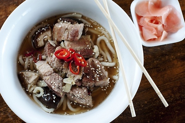 포토 JPG 해외이미지 전통 음식 육류 돼지고기 요리 동양인 사람없음 일본 식사 면 사발 수프 서빙 머리위 무침 해외202309 해외포토 아시아 식재료 인종 사기그릇 파일형식