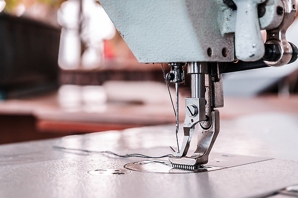 포토 JPG 해외이미지 직업 손 디자인 옷 산업 비즈니스 공장 노동자 직장 취미 사람없음 유행 기계 장비 공구 직물 면 업무 작업실 실 제조 바느질 땀 재단 재단사 방법 핸드메이드 해외202309 해외포토 회사 공업 신체부위 도구 작업 파일형식