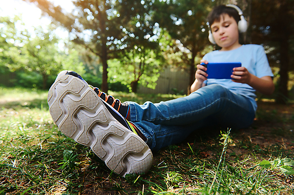 포토 JPG 해외이미지 백인 학생 라이프스타일 행복 어린이 음악 남학생 인터넷 통신 청소년 놀이 휴식 한명 사람 소년 청년 취미 야외 10대 스마트폰 핸드폰 디지털 화목 듣기 게임 잡기 어플리케이션 즐거움 전자 히스패닉 온라인 동영상 중독 멜로디 가상 유일 해외202309 해외포토 서양인 1 남자 감정 컨셉 모션 문화예술 성인 생활 전자제품 스마트기기 파일형식