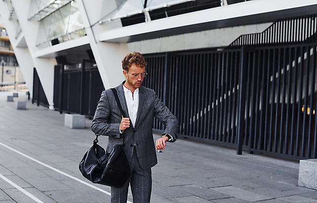 포토 JPG 해외이미지 백인 모델 라이프스타일 웰빙 계절 남자 컬러 비즈니스 날씨 조명 따뜻함 한명 정장 20대 성인 야외 평화 침묵 회색 자유 도시 시간 직장인 우아함 손목시계 내추럴 성인남자한명만 해외202309 해외포토 서양인 직업 1 옷 시계 컨셉 장신구 사람 청년 생활 소리 남자한명만 성인남자만 파일형식