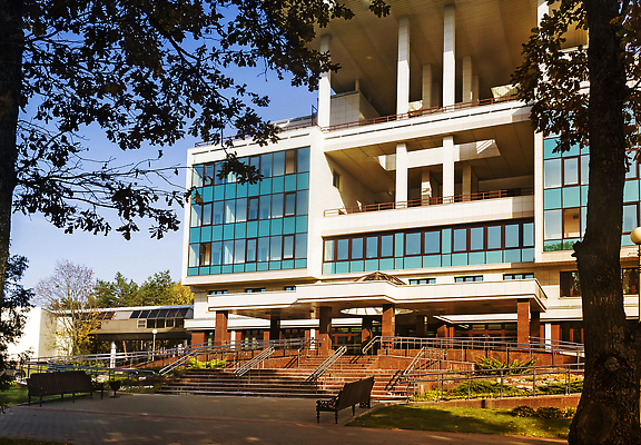 포토 JPG 해외이미지 나무 디자인 계절 길 벽 백그라운드 벤치 비즈니스 건축양식 유리 하늘 아파트 주택 잔디 사람없음 야외 내부 건물 목재 초록색 사무실 문 방 가을 도시 재산 작음 휴양지 정사각형 일반 대여 콘크리트 비어있는 해외202309 해외포토 도형 식물 건축물 건축 컬러 의자 재료 재질 금융 장소 크기 파일형식
