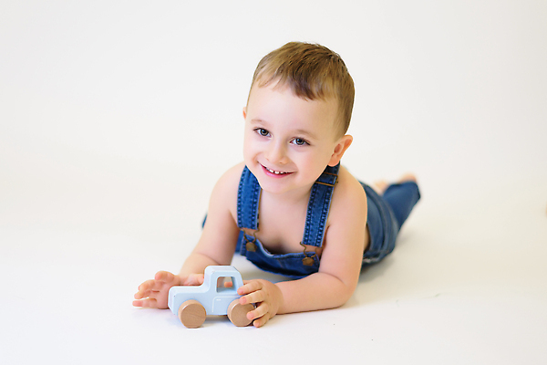 포토 JPG 해외이미지 옷 행복 어린이 곰 자동차 놀이 한명 파란색 흰배경 고립 해외202309 해외포토 동물 1 감정 육상교통 컬러 백그라운드 포유류 사람 흰색 파일형식