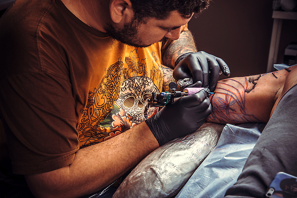 포토 JPG 해외이미지 실내 미술 두명 상점 문신 해외202309 해외포토 문화예술 사람 내부 파일형식