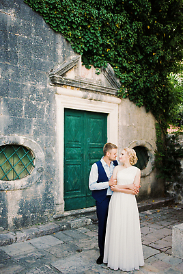 포토 JPG 해외이미지 백인 커플 드레스 벽 신랑 결혼 잎 2 창문 관계 포옹 결혼식 날씨 두명 건물 초록색 문 정원 흰색 닫기 해외202309 해외포토 서양인 식물 건축물 옷 컬러 안기 모션 사람 이벤트 파일형식