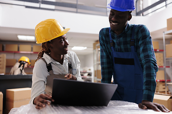 포토 JPG 해외이미지 백인 여자 남자 흑인 노동자 실내 미소 상반신 성인 앞모습 옆모습 세명 노트북 상자 작업 안전모 물류창고 성인만 해외202309 해외포토 서양인 직업 뷰포인트 표정 사람 내부 전자제품 헬멧 안전장비 창고 파일형식