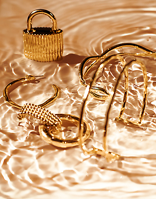 포토 JPG 해외이미지 물결 백그라운드 선물 사람없음 물 귀걸이 금색 우아함 팬던트 해외202309 해외포토 자연요소 컬러 컨셉 장신구 파일형식