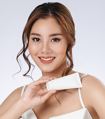 포토 JPG 해외이미지 여자 한명 들기 동양인 상반신 성인 앞모습 화장품 성인여자한명만 해외202309 해외포토 1 뷰포인트 모션 사람 인종 뷰티 여자한명만 성인여자만 파일형식