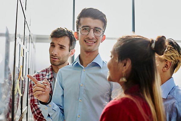 포토 JPG 해외이미지 백인 직업 학생 교육 남자 종이 비즈니스 교실 학교 표시 성공 자 사람 여러명 책 금융 스터디 사무실 스크린 쪽지 교사 칠판 방 업무 직장인 비즈니스맨 수학 그룹 계획 읽기 책상 측정 경영자 순환 마케팅 프로젝트 해외202309 해외포토 서양인 가구 다수 컨셉 교과목 모션 문구용품 경제 학습 작업 리더 파일형식