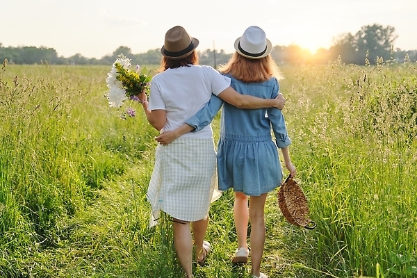 포토 JPG 해외이미지 백인 라이프스타일 여자 딸 행복 어린이 여행 2 가족 관계 자연 엄마 함께함 사랑 사람 성인 야외 두명 초록색 부모 햇빛 뷰티 걷기 일몰 봄 산책 기쁨 내추럴 해외202309 해외포토 서양인 계절 감정 컬러 컨셉 모션 휴식 생활 태양 노을 생태계 파일형식