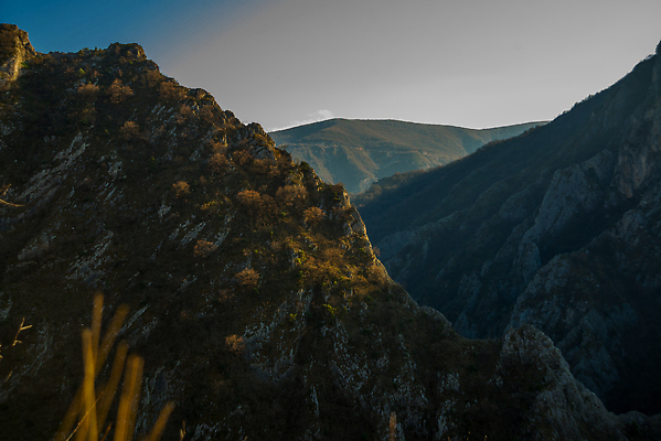 포토 JPG 해외이미지 나무 공원 유럽 호수 여행 건축양식 자연 하늘 산 사람 풍경 사람없음 야외 초록색 물 여름 파란색 강 뷰티 반사 환경 골짜기 바위 전원 보트 숲 시력 북쪽 동쪽 내추럴 공화국 랜드마크 마케도니아 발칸반도 옛날 전국 해외202309 해외포토 자연요소 식물 계절 공공시설 건축 나라 컬러 배_교통 돌_바위 전기에너지 방향 생태계 파일형식 남유럽