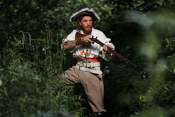 포토 JPG 해외이미지 백인 1 옷 문화 바다 섬 여행 휴가 영국 잉글랜드 미술 한명 이벤트 장식 가로 축제 할로윈 역사 칼 고급 개 큼 복고 선원 해적 스타일 해외202309 해외포토 서양인 유럽 컨셉 포유류 문화예술 사람 크기 도둑 파일형식
