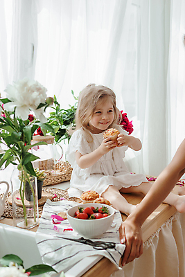 포토 JPG 해외이미지 전신 손 원피스 여자 꽃 행복 어린이 한명 옆모습 금발 꽃병 컵케이크 창가 싱크대 모란 소녀한명만 해외202309 해외포토 식물 1 헤어스타일 옷 감정 뷰포인트 창문 사람 신체부위 케이크 개수대 여자한명만 소녀만 파일형식