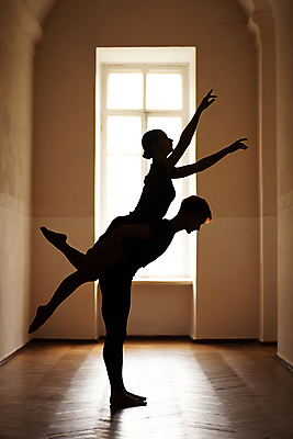 포토 JPG 해외이미지 백인 직업 커플 여자 남자 실루엣 포즈 2 신체 장난 모션 함께함 미술 사람 성인 두명 운동 뷰티 검은색 공연 댄서 춤 쌍 복도 우아함 극장 날씬함 발레 연습 발레리나 예술가 어려움 해외202309 해외포토 서양인 컬러 컨셉 관계 문화예술 촬영기법 건강 이벤트 몸매 파일형식