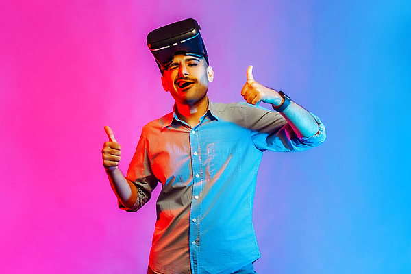 포토 JPG 해외이미지 남자 미래 기술 윙크 한명 상반신 성인 앞모습 파란색 게임 따봉 스마트워치 가상현실 성인남자한명만 오큘러스 VR기기 해외202309 해외포토 1 뷰포인트 컬러 컨셉 놀이 표정 사람 스마트기기 기계 최고 웨어러블 남자한명만 성인남자만 파일형식