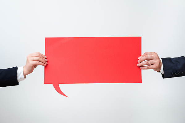 포토 JPG 해외이미지 손 종이 백그라운드 말풍선 아이디어 들기 신체부위 빨간색 카피스페이스 해외202309 해외포토 컬러 컨셉 모션 사람 공백 파일형식