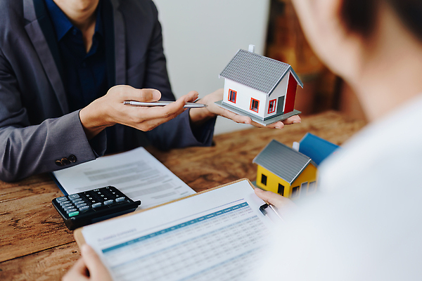 포토 JPG 해외이미지 여자 남자 비즈니스 부동산 주택 들기 상반신 성인 두명 앞모습 뒷모습 펜 모형 거래 계산기 중개인 계약 문서 계약서 성인만 해외202309 해외포토 직업 뷰포인트 모션 문구용품 사람 건물 필기구 장비 재산 파일형식