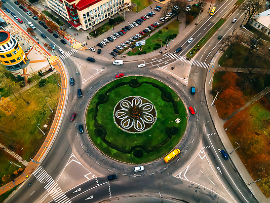 포토 JPG 해외이미지 디자인 유럽 도로 여행 건축양식 교통시설 자동차 전등 거리 버스 주택 안테나 풍경 사람없음 건물 도시풍경 뷰티 운전 도시 원형 고속도로 센터 교차로 승합차 속도 바쁨 짐차 빛망울 대각선 항공촬영 드론 해외202309 해외포토 도형 건축물 건축 나라 길 선 육상교통 뷰포인트 교통 통신 모션 승용차 조명 대중교통 빛 시설 파일형식