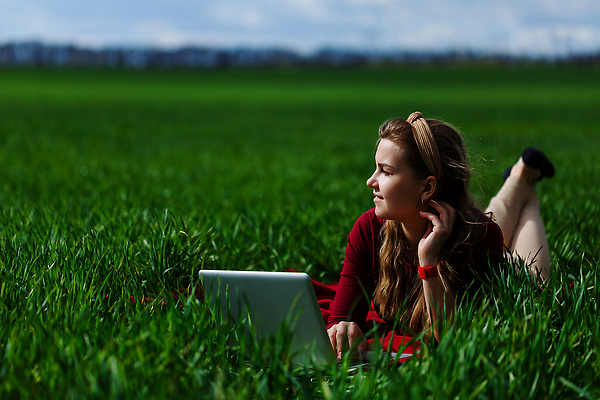 포토 JPG 해외이미지 학생 라이프스타일 공원 여자 교육 행복 컨셉 인터넷 비즈니스 통신 자연 휴식 한명 사람 동양인 성인 야외 초록색 노트북 학습 스터디 컴퓨터 뷰티 공책 타이핑 키보드 업무 네트워크 메시지 연결 무선전화기 온라인 거짓말 해외202309 해외포토 1 공공시설 감정 컬러 문구용품 인종 생활 전자제품 작업 전화기 생태계 파일형식