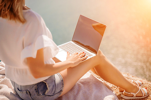 포토 JPG 해외이미지 직업 라이프스타일 여자 행복 바다 여행 컨셉 인터넷 비즈니스 텍스트 통신 휴가 직장 한명 사람 야외 파란색 노트북 컴퓨터 뷰티 여행객 공책 타이핑 키보드 업무 네트워크 선베드 멀리 온라인 프리랜서 해외202309 해외포토 1 감정 컬러 의자 회사 문구용품 생활 전자제품 작업 파일형식