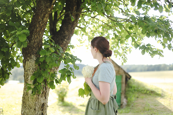 포토 JPG 해외이미지 식물 직업 라이프스타일 웰빙 계절 여자 꽃 행복 유니폼 꽃무늬 농업 자연 휴식 노동자 한명 취미 야외 초록색 농장 정원 앞치마 활발 기쁨 수확 성장 시골 신선 잡기 업무 작업 농부 꽃집 허브 유기농 원예 향기 내추럴 밭일 온실 원예사 해외202309 해외포토 1 옷 감정 산업 컬러 컨셉 무늬 모션 사람 생활 상점 생태계 냄새 파일형식