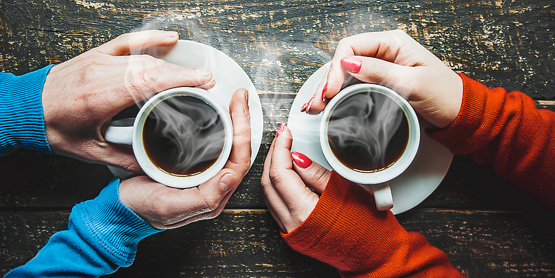 포토 JPG 해외이미지 손 커플 커피 백그라운드 잔 함께함 사랑 신체부위 잡기 수증기 컵받침 나무배경 해외202309 해외포토 식기 감정 음료 컨셉 관계 모션 사람 받침대 파일형식